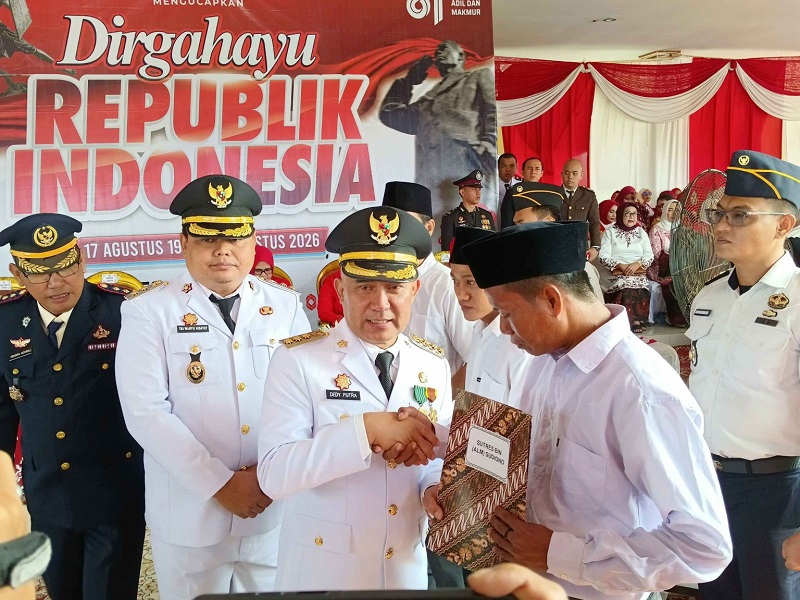 Bupati Bungo H. Dedy Putra sat menyerahkan remisi bagi narapidana di Rutan Bungo