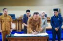 Bupati Sarolangun Hurmin saat menandatangani  Kesepakatan Bersama DPRD Sarolangun Terhadap R-KUA dan PPAS APBD TA 2027