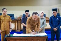 Bupati Sarolangun Hurmin saat menandatangani Kesepakatan Bersama DPRD Sarolangun Terhadap R-KUA dan PPAS APBD TA 2027