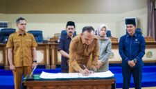 Bupati Sarolangun Hurmin saat menandatangani Kesepakatan Bersama DPRD Sarolangun Terhadap R-KUA dan PPAS APBD TA 2027