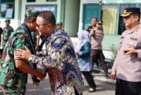 Wali Kota Sungai Penuh Alfin, S.H., saat menyambut  Danrem 042/Garuda Putih Brigjen TNI Nyamin, S.I.P., M.M