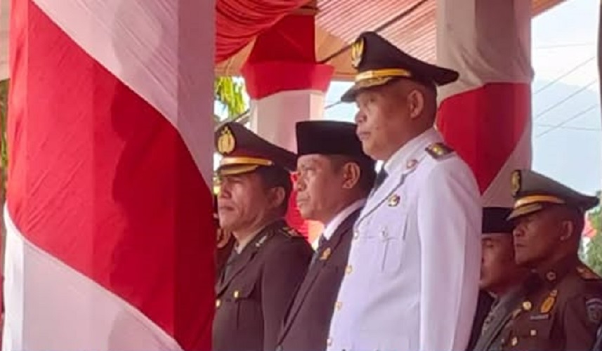 Wawako Sungai Penuh, Azhar Hamzah saat memimpin penurunan bendera merah putih