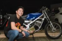 Ariel Noah saat foto di motor hadiah dari gading martin