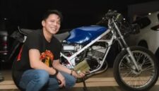Ariel Noah saat foto di motor hadiah dari gading martin