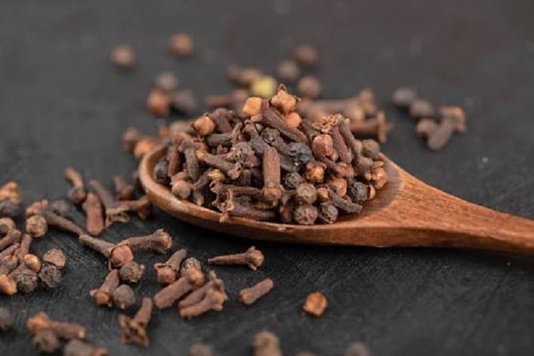 Cloves (Syzygium aromaticum) are an authentic Indonesian spice rich in health benefits, primarily driven by their high antioxidant and eugenol content