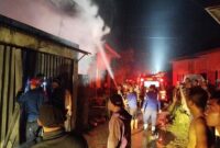 Usaha pemadaman kebakaran yang dilakukan petugas damkar kota sungai penuh