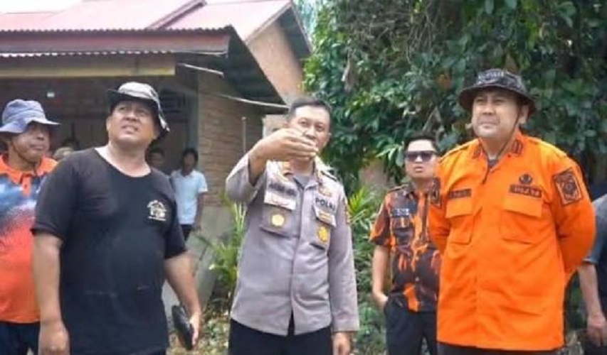 Bupati Merangin, M Syukur saat meninjau karhutla