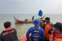 Dua nelayan saat dievakuasi tim SAR