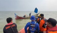 Dua nelayan saat dievakuasi tim SAR
