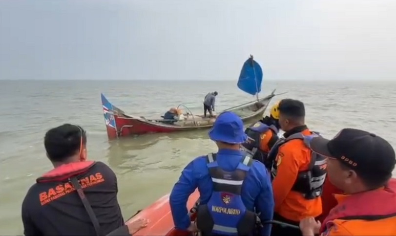 Dua nelayan saat dievakuasi tim SAR