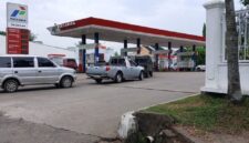 Tampak aktivitas pengisian BBM di Salah satu SPBU jambi
