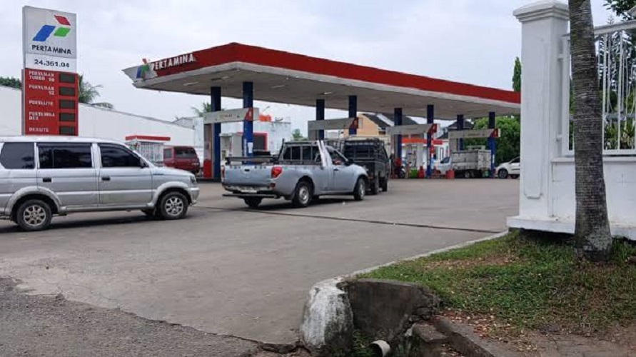 Tampak aktivitas pengisian BBM di Salah satu SPBU jambi
