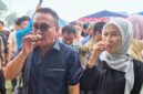 Walikota sungai penuh, Alfin didampingi Ketua TP-PKK Sungai Penuh, Sri Kartini Alfin saat mencicipi kopi di Festival Kopi Kerinci 2026