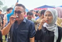 Walikota sungai penuh, Alfin didampingi Ketua TP-PKK Sungai Penuh, Sri Kartini Alfin saat mencicipi kopi di Festival Kopi Kerinci 2026