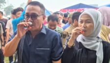 Walikota sungai penuh, Alfin didampingi Ketua TP-PKK Sungai Penuh, Sri Kartini Alfin saat mencicipi kopi di Festival Kopi Kerinci 2026
