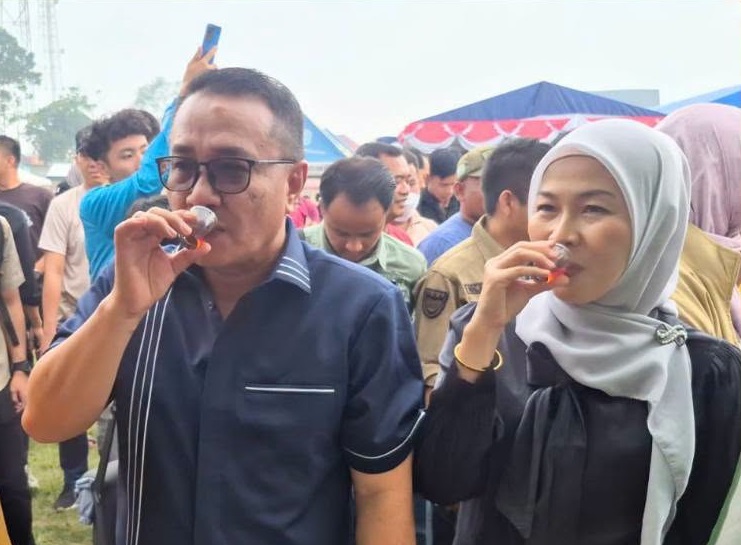 Walikota sungai penuh, Alfin didampingi Ketua TP-PKK Sungai Penuh, Sri Kartini Alfin saat mencicipi kopi di Festival Kopi Kerinci 2026