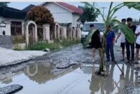 Aksi protes jalan rusak di Lubuk Suli