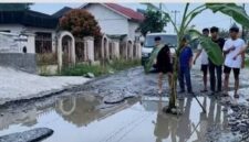 Aksi protes jalan rusak di Lubuk Suli