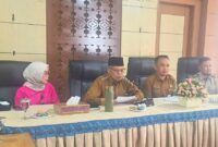Wawako Sungai Penuh, Azhar Hamzah didampingi Plt Kepala BKAD Sungai Penuh, Reno Hanjoni saat rapat Bahas Pengawasan Aset Daerah Bersama Komisi II DPR RI.