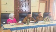 Wawako Sungai Penuh, Azhar Hamzah didampingi Plt Kepala BKAD Sungai Penuh, Reno Hanjoni saat rapat Bahas Pengawasan Aset Daerah Bersama Komisi II DPR RI.